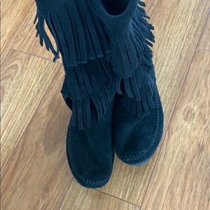 Women’s black fringe boot